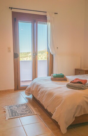 2 bedrooms, in-room safe, desk, iron/ironing board