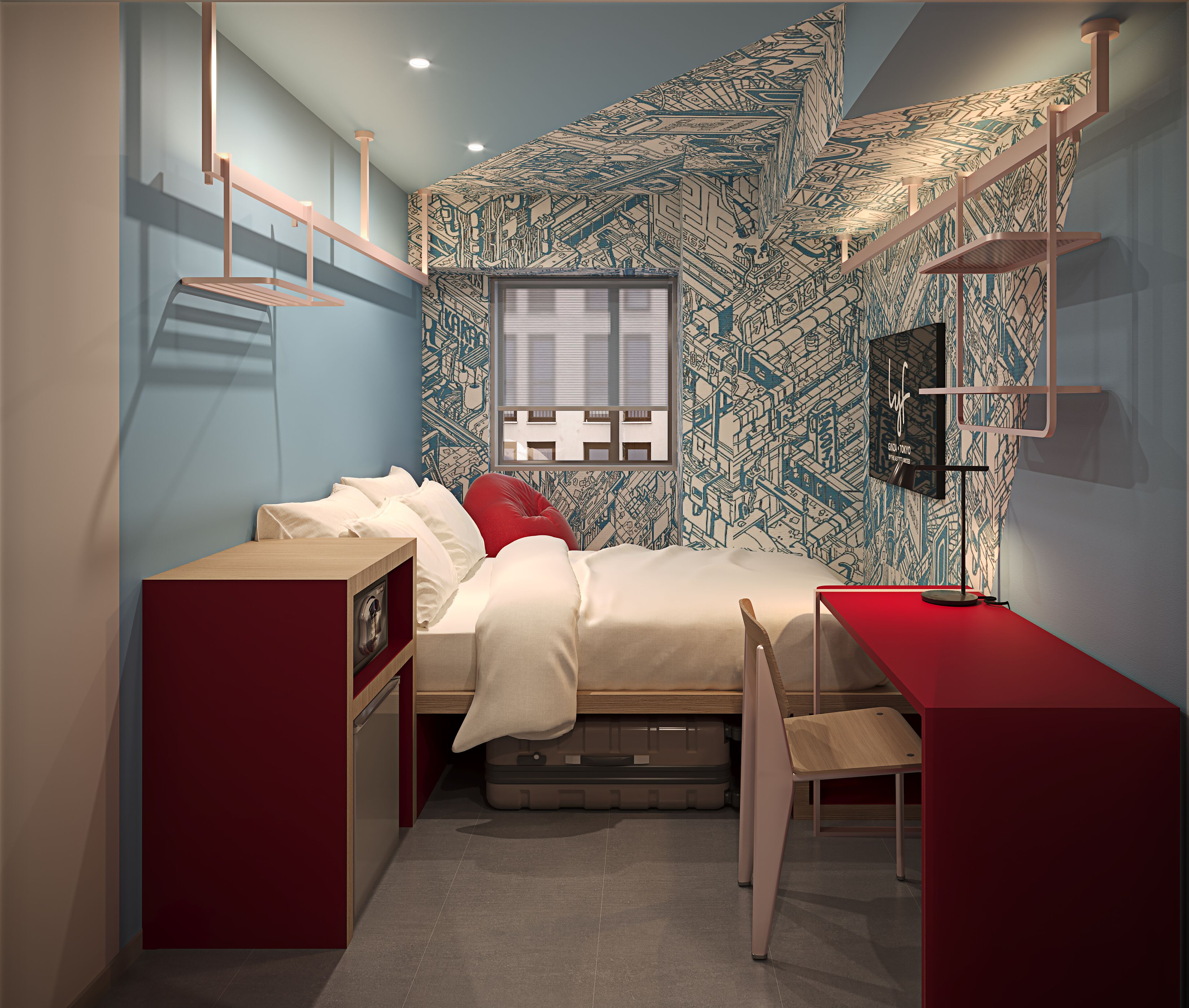 Une chambre à coucher avec un lit, un bureau et une chaise. Il y a une fenêtre avec des stores, un mur orné d’un motif et une étagère avec une lampe.