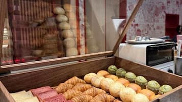 Se ofrece un desayuno bufé (1500 JPY por persona)