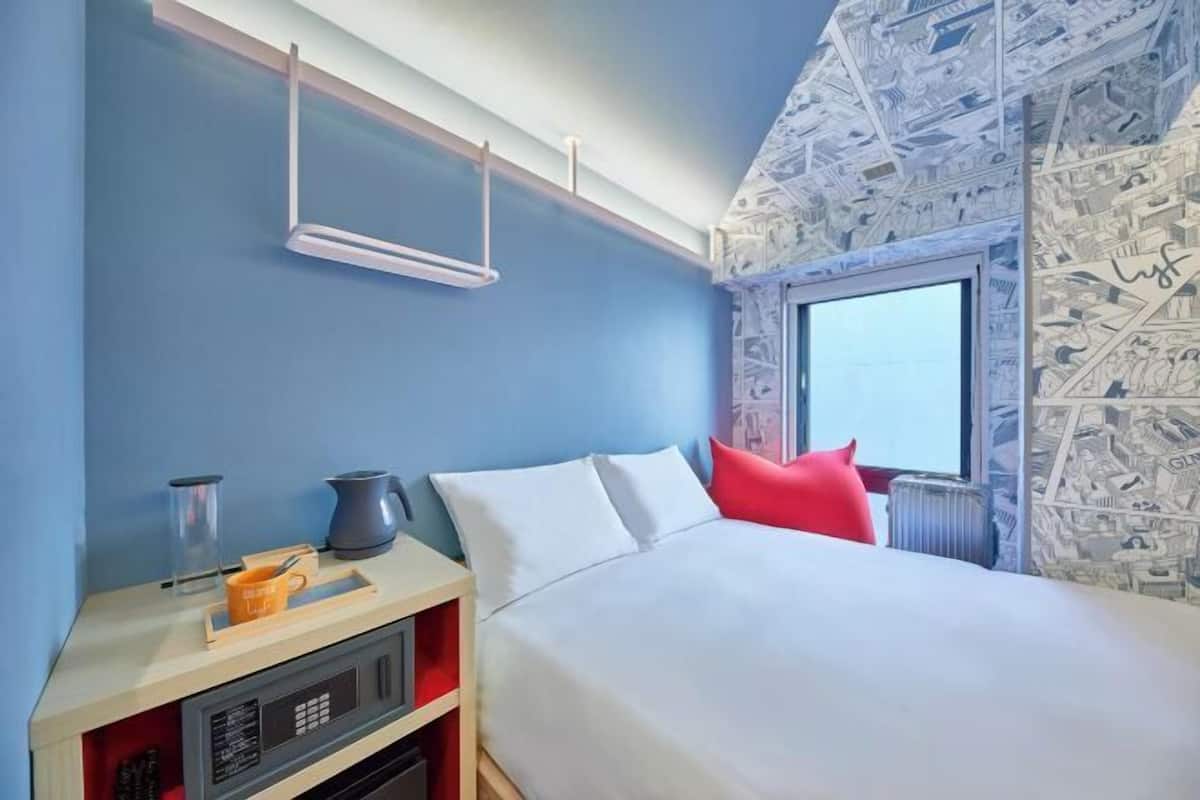In-room safe, blackout curtains, soundproofing, free WiFi
