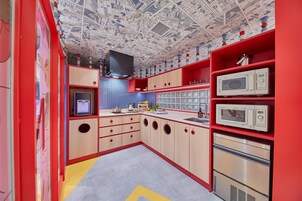 Minihűtő és mikrohullámú sütő a közös használatú helyiségben