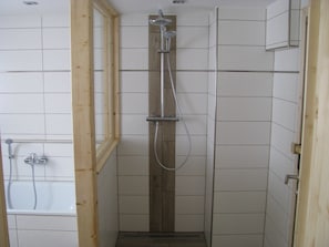 Duschwanne, Haartrockner, Handtücher, Toilettenpapier