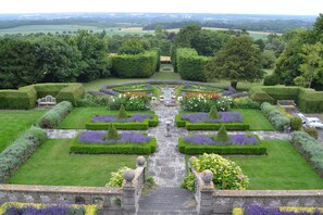 Property grounds - Thurnham Keep Stables, Near Leeds Castle (maidstone)