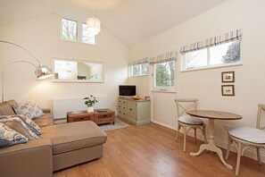 TV, DVD player - Thurnham Keep Stables, Near Leeds Castle (maidstone)