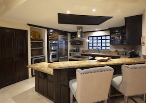 Køleskab, mikrobølgeovn, ovn, kogeplade