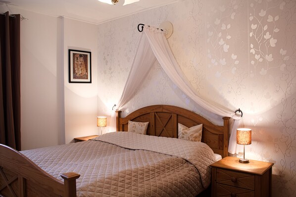 2 bedrooms, travel cot, free WiFi, bed sheets