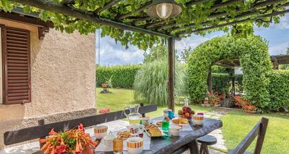 Unabhängiges Haus für 8 Personen mit privatem Garten und Pool in einem typisch toskanischen Dorf.
