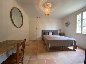 4 bedrooms, desk, iron/ironing board, bed sheets