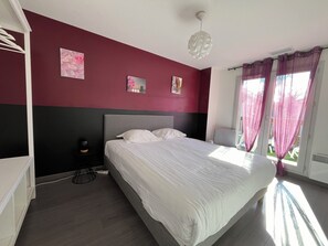 3 bedrooms, soundproofing, iron/ironing board, travel crib
