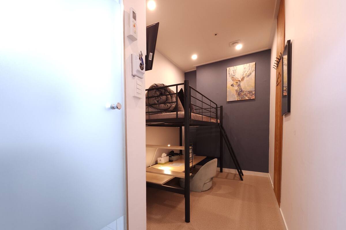Kamar Single | Meja kerja, tirai kedap cahaya, kedap suara, dan setrika/meja setrika