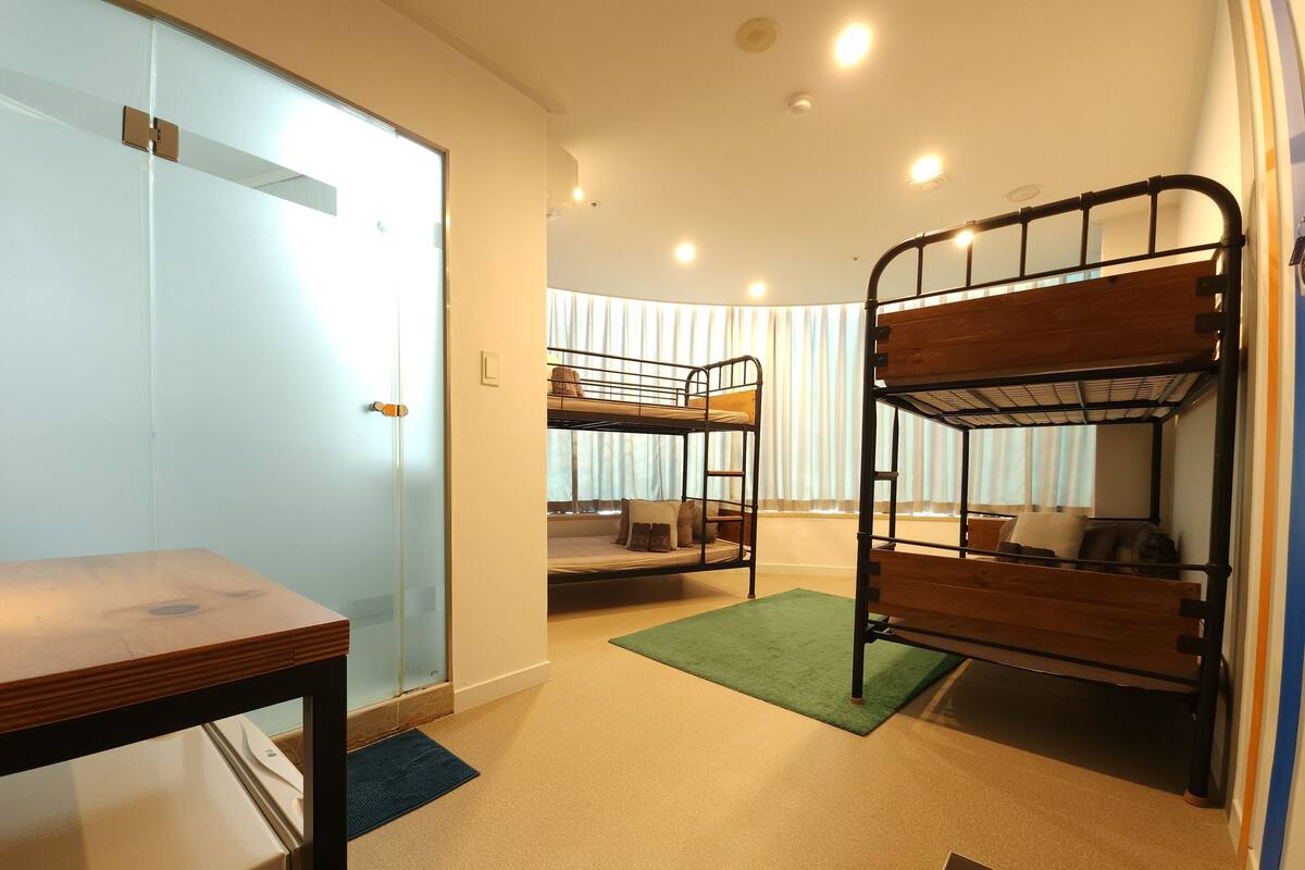 Kamar Keluarga | Meja kerja, tirai kedap cahaya, kedap suara, dan setrika/meja setrika