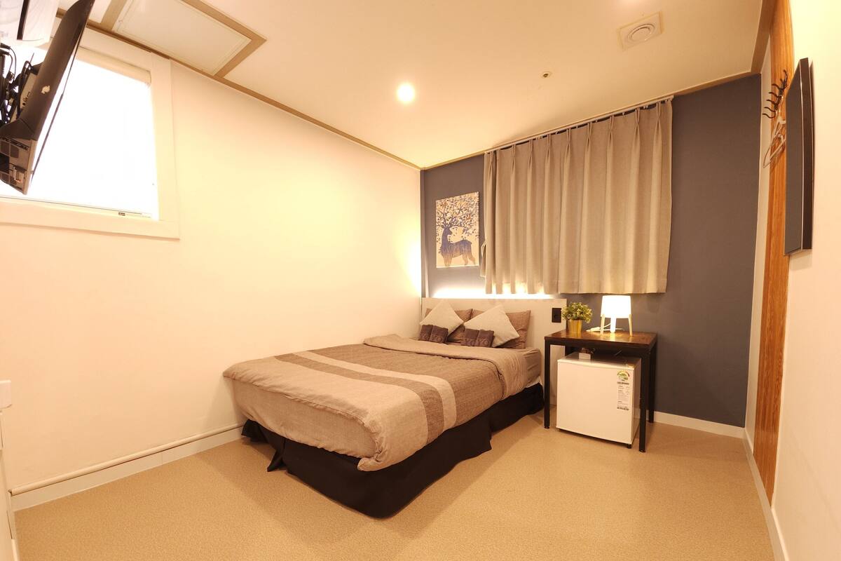 Kamar Double | Meja kerja, tirai kedap cahaya, kedap suara, dan setrika/meja setrika