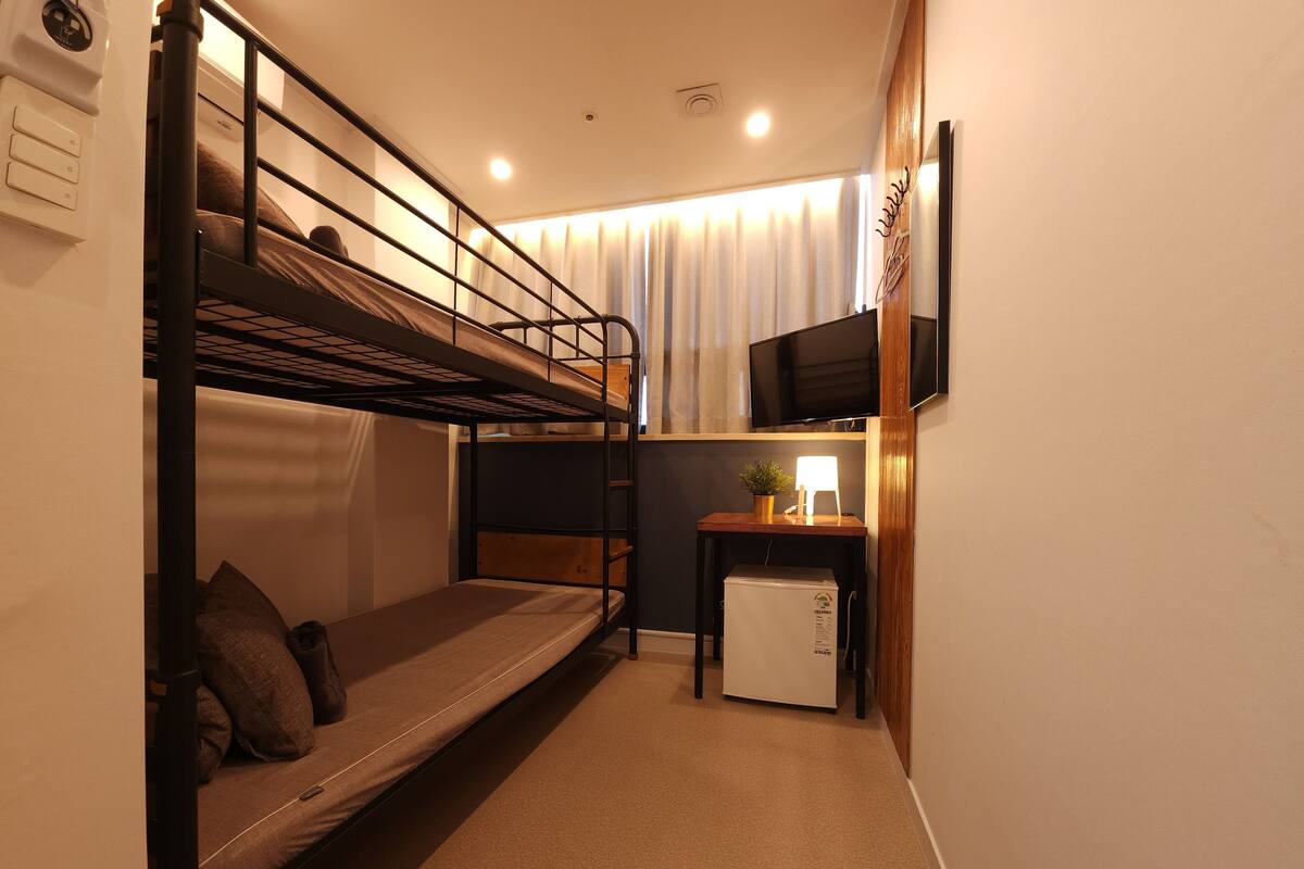 Kamar Twin | Meja kerja, tirai kedap cahaya, kedap suara, dan setrika/meja setrika