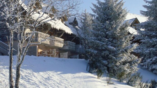 A snow-covered lodge with a wooden exterior, a balcony, and a snowy landscape. - Résidence le Bois de la reine - 2-room apartment cabin for 4/6 people (Besse-Et-Saint-Anastaise)