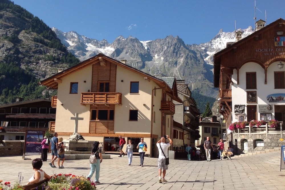 Characteristic apartment on the central square of the Church of Courmayeur