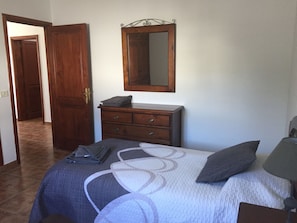 3 chambres, fer et planche à repasser, Wi-Fi, literie fournie