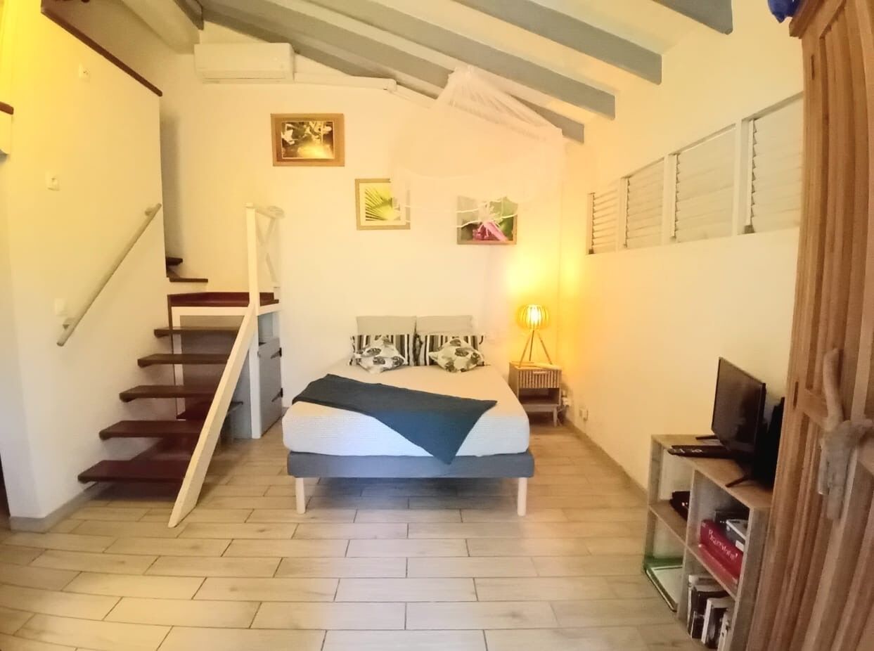 Tabla de planchar con plancha, wifi gratis, ropa de cama