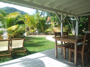 Outdoor dining - Superb gîte 50m from the beach - Swimming pool - Private garden and parking (Les Trois-Îlets)