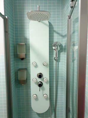 Dusche, Haartrockner, Handtücher