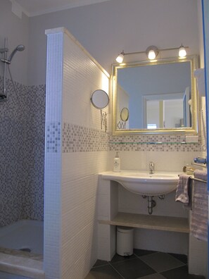 Dusche, Haartrockner, Handtücher, Toilettenpapier