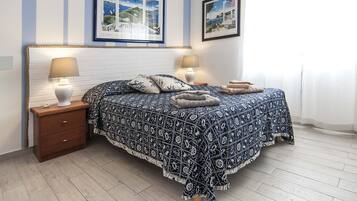 1 dormitorio, caja fuerte, escritorio y tabla de planchar con plancha