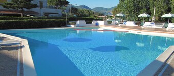 Exklusive Wohnung mit Pool 4 Betten ** ** *** Free WIFI **  