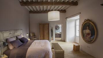 10 bedrooms, iron/ironing board, free WiFi, bed sheets