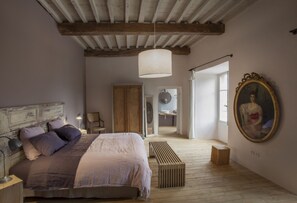 10 bedrooms, iron/ironing board, free WiFi, bed sheets