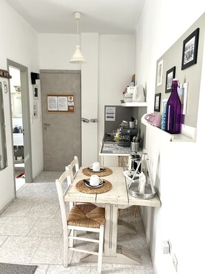 Fridge, stovetop, coffee/tea maker, electric kettle