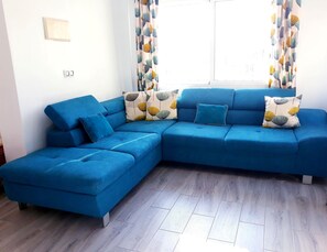 Télévision, cheminée, lecteur de DVD, table de tennis de table