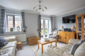 TV, fireplace, DVD player, stereo - Delightful house in Stone, Staffordshire  close to lovely canal side walks.   (Stone)