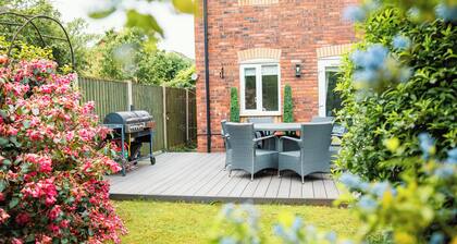 Delightful house in Stone, Staffordshire close to lovely canal side walks.