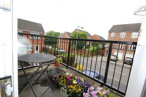 Outdoor dining - Delightful house in Stone, Staffordshire  close to lovely canal side walks.   (Stone)