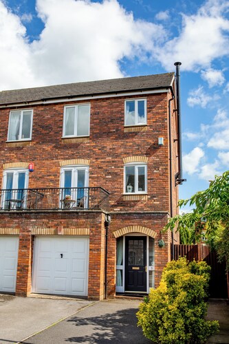 Delightful house in Stone, Staffordshire  close to lovely canal side walks.  