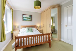 3 bedrooms, iron/ironing board, travel crib, free WiFi - Delightful house in Stone, Staffordshire  close to lovely canal side walks.   (Stone)