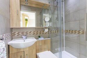 Combined shower/tub, jetted tub, hair dryer, towels - Delightful house in Stone, Staffordshire  close to lovely canal side walks.   (Stone)