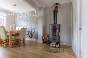 Dining - Delightful house in Stone, Staffordshire  close to lovely canal side walks.   (Stone)