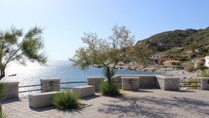 Une zone côtière avec des bancs en pierre et une vue sur la mer.