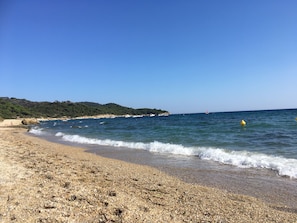 Playa en los alrededores y toallas de playa