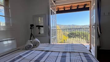 2 bedrooms, iron/ironing board, travel cot, free WiFi