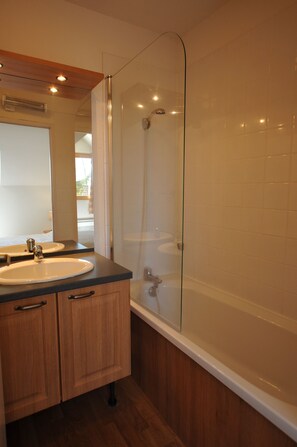 Bathtub - Résidence le bois de la reine - 3-room duplex apartment with cabin for 6/8 people (Besse-Et-Saint-Anastaise)