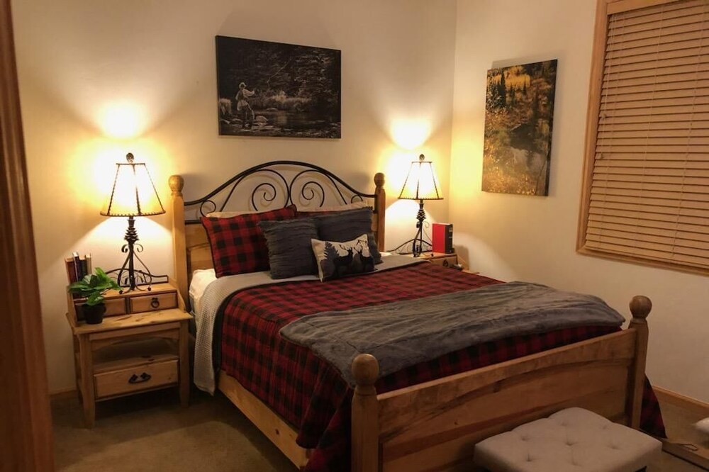 Holiday Magic Awaits: Family-Friendly Retreat with Easy First-Floor Access!