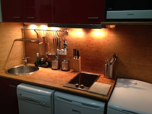 Kjøleskap, mikrobølgeovn, kokeplater og oppvaskmaskin