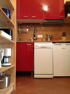 Réfrigérateur, micro-ondes, plaque de cuisson, lave-vaisselle
