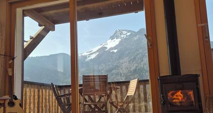 Le Chatox, Cosy retreat with stunning views. Ski, cycle, trek, relax, chill.