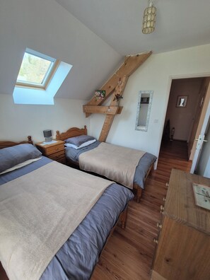 4 bedrooms, iron/ironing board, free WiFi, bed sheets