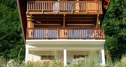 Le Chatox, Cosy retreat with stunning views. Ski, cycle, trek, relax, chill.