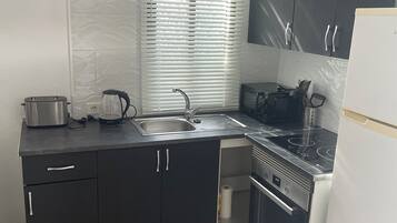 Een koelkast, een magnetron, een oven, een kookplaat