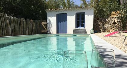 Le Mas des Pins liegt im Herzen der Pinienwälder von Nîmes