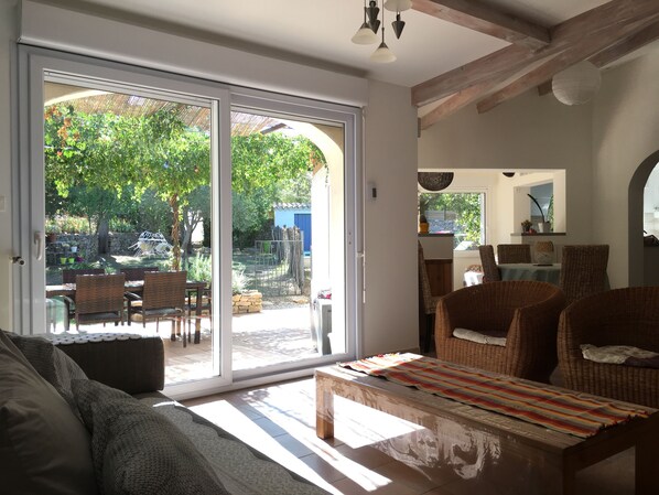 Télévision, cheminée, lecteur de DVD, chaîne hi-fi